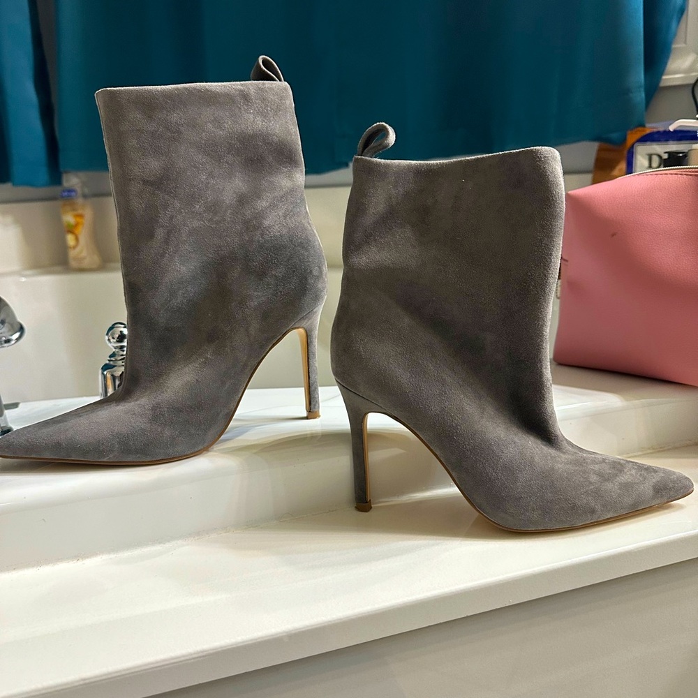 Steve Madden KW Cade Leather upper Grey ankle boots.